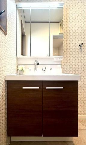 ���ʑ�E���ʏ� 3�ʃ~���[�̌��͎��[�X�y�[�X�������B�������̂�����͉̂B���āA�X�b�L���V���v���Ȑ��ʑ�ɁI