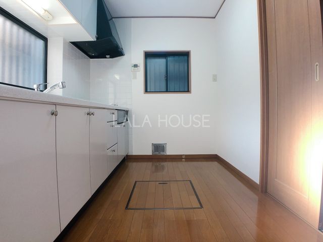 キッチン 機能的な床下収納と独立キッチンで居心地の良い住空間