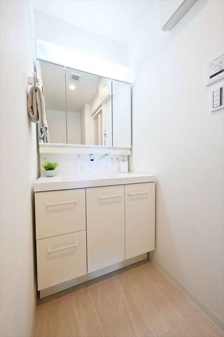 洗面台・洗面所 収納たっぷり洗面所！歯磨きをしたりメイクしたり、使い易い3面鏡です♪