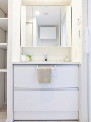洗面台・洗面所 3面ミラーの後ろは収納スペースを完備。生活感のあるものは隠して、スッキリシンプルな洗面台に！