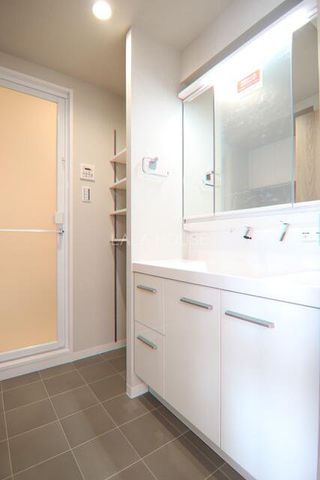 洗面台・洗面所 3面ミラーの後ろは収納スペースを完備。生活感のあるものは隠して、スッキリシンプルな洗面台に！