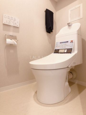 トイレ 温水洗浄便座付き。洗浄だけでなく、感染症を防止して健康を守ります。
