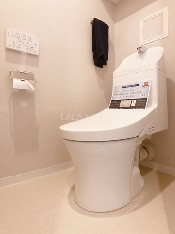 トイレ 温水洗浄便座付き。洗浄だけでなく、感染症を防止して健康を守ります。