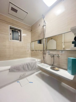 浴室 リフォームされた浴室で毎日リフレッシュできます！浴室乾燥機はカビ防止に、天気を気にせず洗濯を干せて大活躍